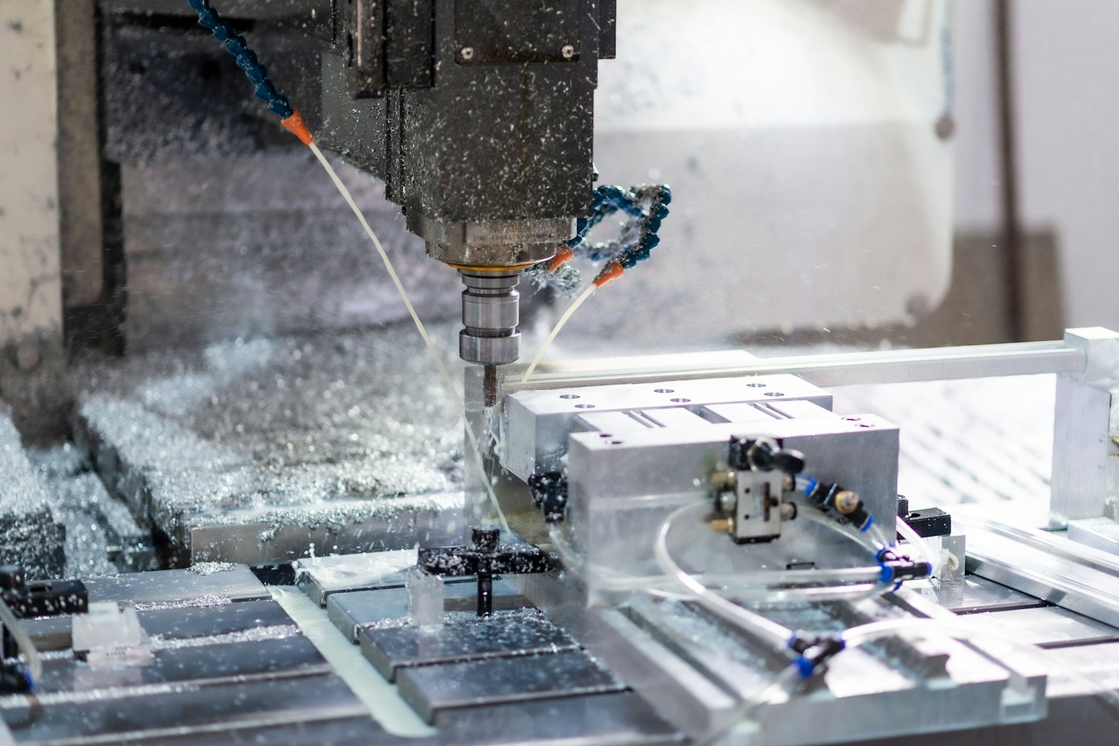 Delikler, kanallar ve uyum için CNC işleme